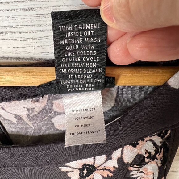 Torrid Tank Womens Size 1 Studio Knit High Neck Keyhole Back Floral Lightweight - Picture 10 of 15